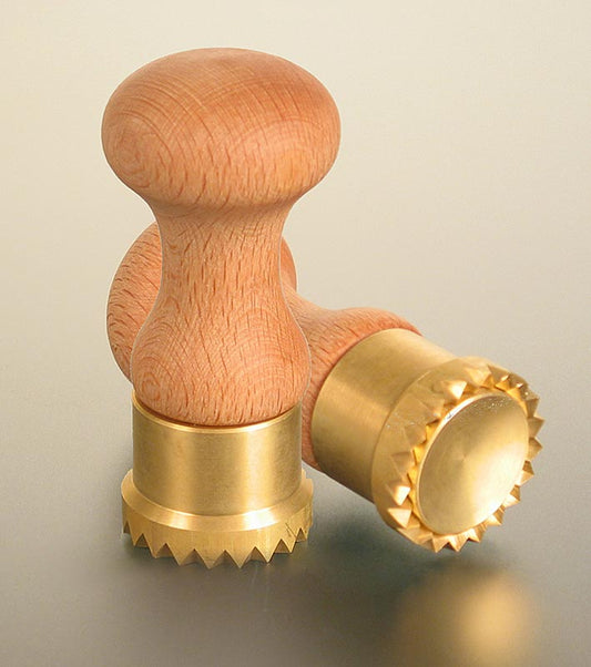 Taglia ravioli, legno/ottone, rotondo con bordo seghettato, 38 mm, 1 pz.